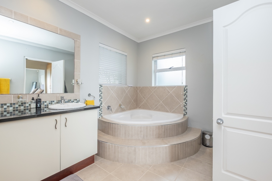 5 Bedroom Property for Sale in Murdock Valley Western Cape